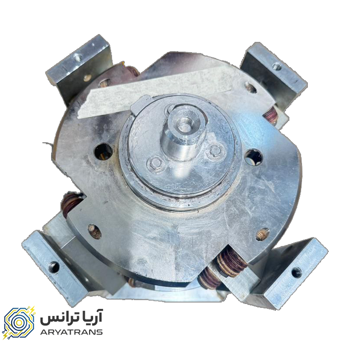 نمای بالا از ترانس دستگاه ویبره صنعتی در حال تعمیر